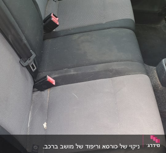 מושב רכב עם לכלוך וכתמים על הבד